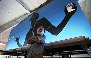 Lee Clow, global director of TBWA/Chiat/Day, posing with one of his agency’s Apple iPod silhouette ads. Lee Clow, global director of TBWA/Chiat/Day, posing with one of his agency’s Apple iPod silhouette ads.