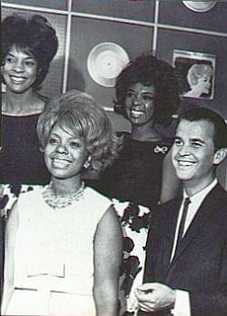 1962: Top left to right -  Martha Reeves, Annette Beard, Mary Wells & Dick Clark. Click for Martha & The Vandellas story.