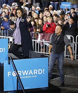 Bruce Springsteen escorted first lady Michelle Obama to the stage in Des Moines, 5 Nov `12.
