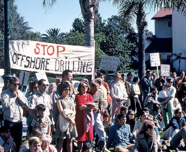 1969: A portion of a Santa Barbara crowd rallying to protest offshore oil during the time of the Union Oil blowout and resulting coastline and harbor damage. Bob Duncan photo, via Flickr.com.