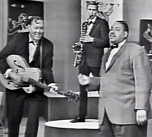 Bill Haley and Big Joe Turner in performance together during a 1966 episode of the Mexican TV show, “Orfeón a Go-Go.”