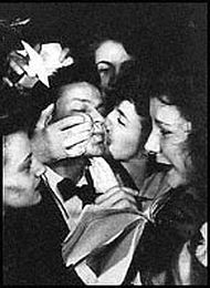 New York fans mob Sinatra, 1943.