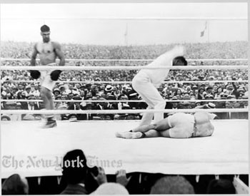 New York Times photo showing Dempsey standing after a Carpentier knock down.