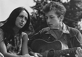 Joan Baez & Dylan in August 1963 at the historic ‘March on Washington’. Click for their separate story.