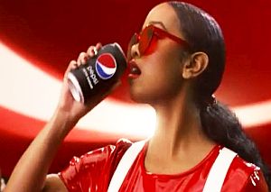 H.E.R. in a “Paint It Black”-inspired Super Bowl 54 ad for Pepsi Zero Sugar, joined later by Missy Elliott.