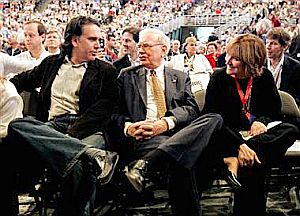 Warren Buffett at 2007 annual meeting in Omaha flanked by son Peter and daughter Susie. Photo, Nati Harnik / AP.