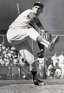 Sandy Koufax makes final pitch of ‘63 World Series. Photo, Ben Olender / L.A. Times.