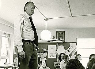 Clay Felker addressing the troops at the Village Voice amidst Rupert Murdoch takeover in 1977. (Photo: James Hamilton).