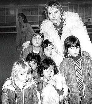 1978: Mia Farrow with some of her children: Mathew, 7, Sasha, 7, Soon-yi, 7, Lark Song, 5, Fletcher, 5, and Summer, 3.