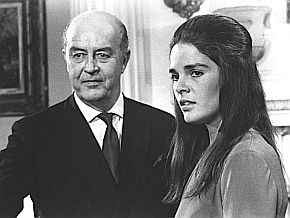 Jenny Cavilleri meeting Oliver Barrett (Ray Milland). Jenny Cavilleri meeting Oliver Barrett (Ray Milland).