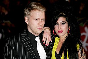 Alex Clare, without beard, in February 2007 with Amy Winehouse at the Brit Awards in London.