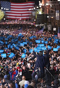Michelle & Barack Obama wave to the crowd in Des Moines, Iowa, Nov. 5, 2012.