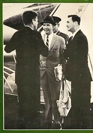 Back cover of “Johnny We Hardly Knew Ye,” showing JFK at an airport with his close aides, Dave Powers (center) and Kenny O’Donnell (right), who traveled with JFK across the U.S. during his earliest campaigning.
