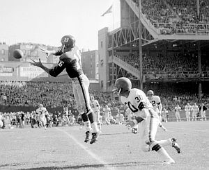 13 Oct 1963: Frank Gifford of the New York Giants about to catch a pass from quarterback Y. A. Tittle in game against the Cleveland Browns played in New York.