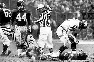 Chuck Bednarik continuing celebration for his team’s near-certain victory while standing over Gifford. Photo/ John G. Zimmerman / Sports Illustrated.