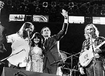 May 14, 1976: From left, Dan Fogelberg, Linda Ronstadt, Governor Jerry Brown and Joe Walsh on stage at Maryland concert . Photo, Richard E. Aaron / Redferns