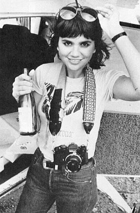 Linda Ronstadt was not happy with the stalking press in Africa, but did make a truce with them. Look.