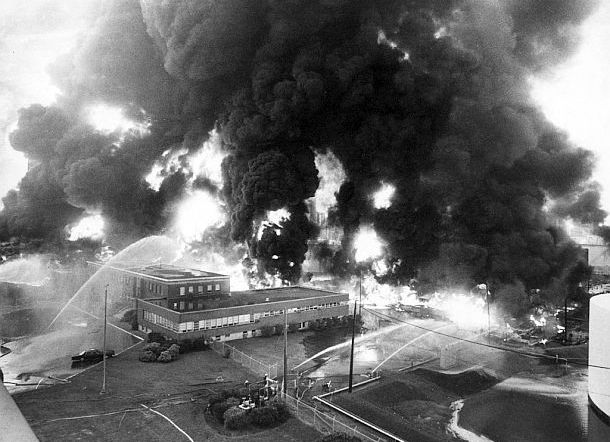 Additional view of the August 1975 Gulf Oil refinery fire, likely from the Penrose Bridge, showing the intensity of the blaze as it approached the administration building, subsequently burnt to the ground. Photo, Philadelphia Inquirer.