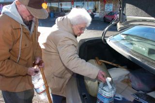 January 2015: Residents of the Glendive area loading bottled water into their car.