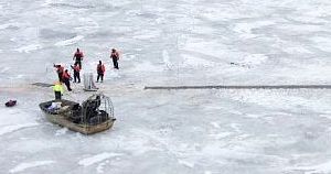 Workers attempting early clean-up on the frozen Yellowstone River cutting 75-foot long “ice-slots” into the river(right, continuing out of frame) to try to collect passing oil spill (see below).
