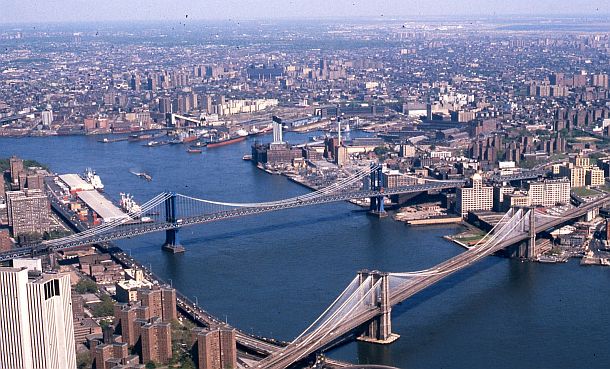A 1981 photograph showing two of the bridges Elinor Smith flew beneath in 1928 – the Manhattan Bridge and the Brooklyn Bridge – more or less as they appear today.