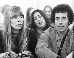 Joni Mitchell, Mama Cass & David Geffen, possibly at Laurel Canyon gathering, late 1960s. Photo, Henry Diltz
