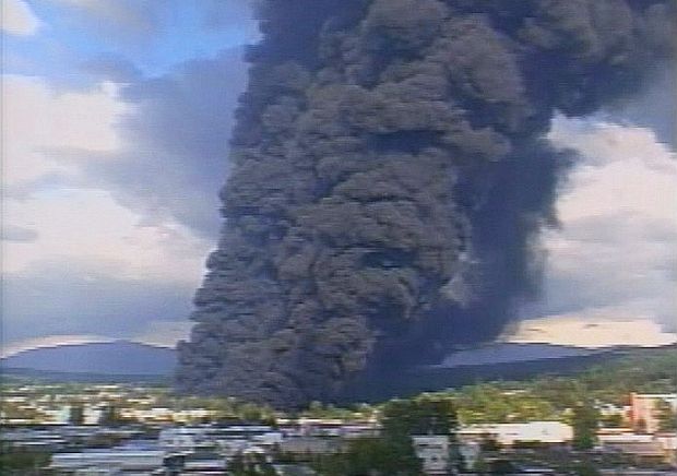 June 10, 1999.  A somewhat wider area perspective on the huge smoke cloud rising from the Olympic Pipeline explosion at Bellingham, Washington.